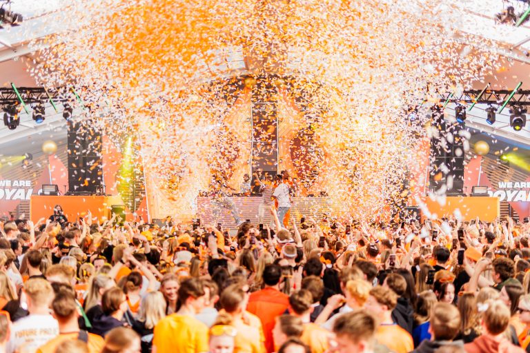 Feestend publiek