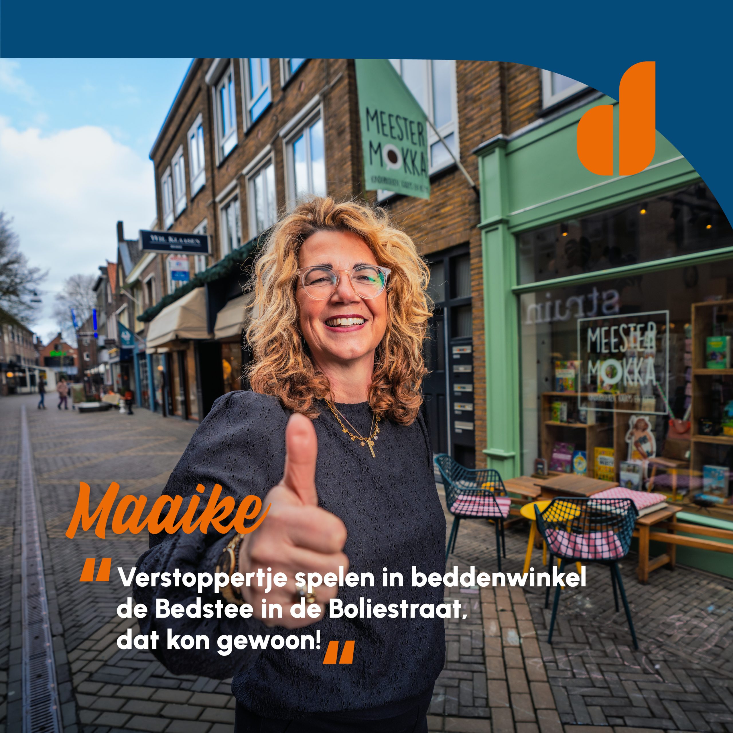 Portret van Echte Doetinchemmer Maaike in de Boliestraat waar ze als kind opgroeide met als bijschrift; 'Verstoppertje spelen in beddenwinkel de Bedstee in de Boliestraat, dat kon gewoon!'