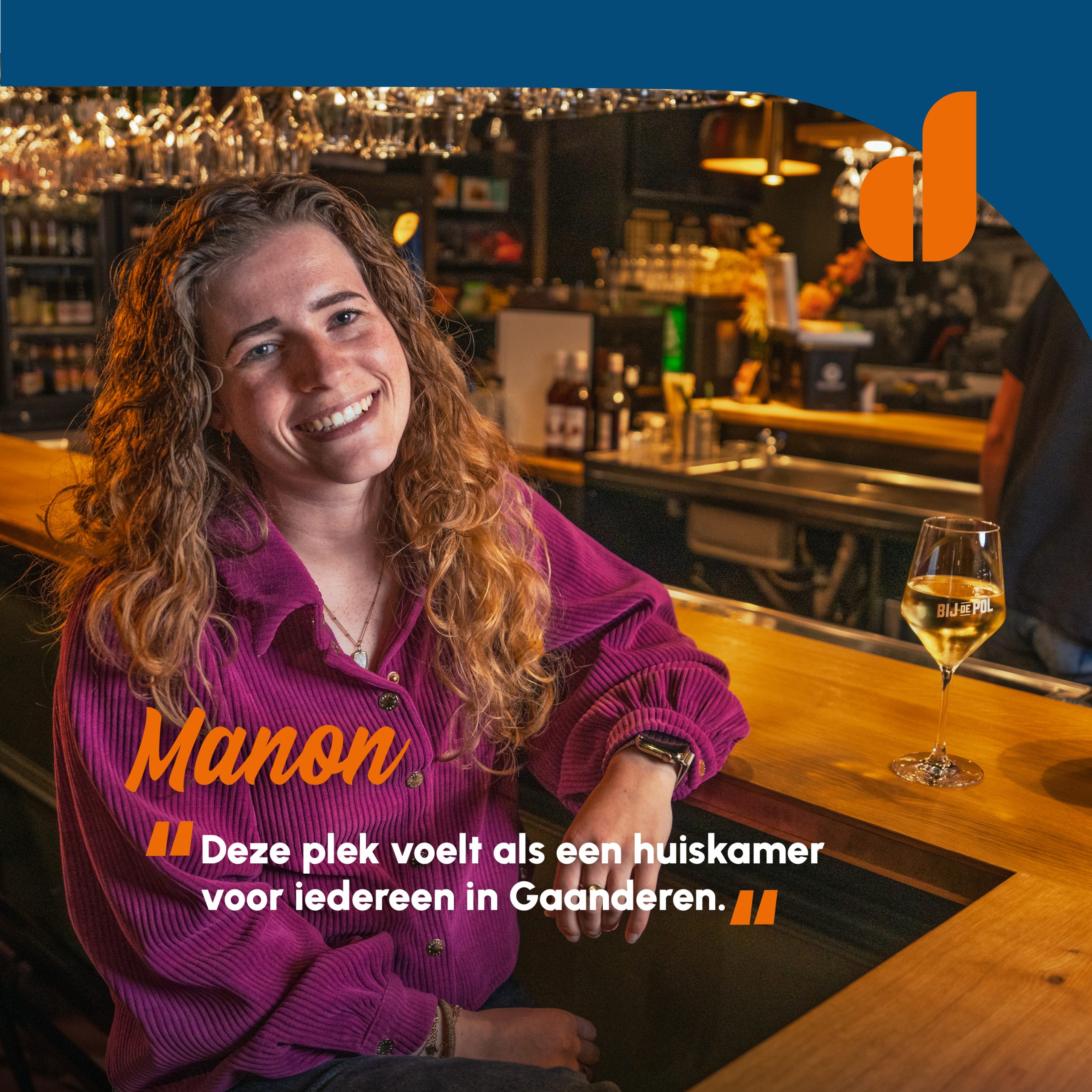 Portret van Echte Doetinchemmer Manon in 'Bij de Pol' in Gaanderen met als bijschrift: 'Deze plek voelt als een huiskamer voor iedereen in Gaanderen'