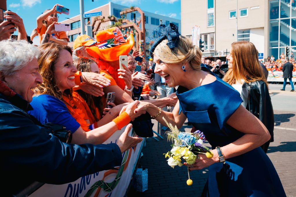 Koningin Maxima schudt handen met publiek