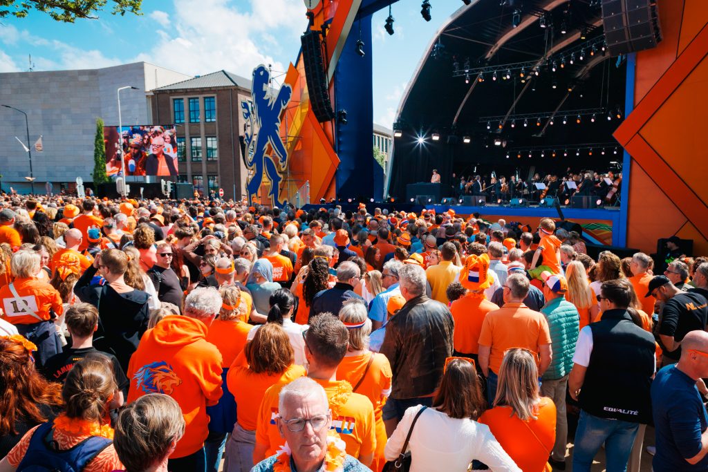 Toegestroomd publiek voor het eindpodium