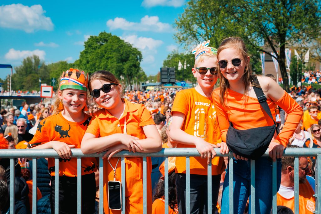 Close-up van publiek in oranje kleding