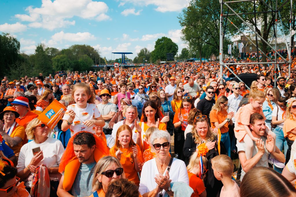 Veel toegestroomd publiek in oranje kleding op de Gaswal