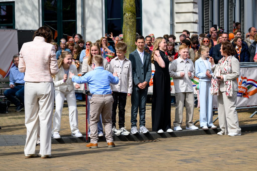 Kinderen uit de Achterhoekse gemeenten staan klaar op de route om de koninklijke familie te ontvangen