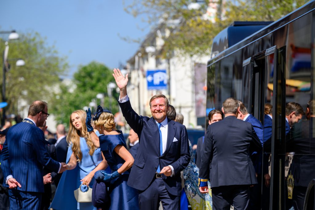 De koninklijke familie stapt uit de bus