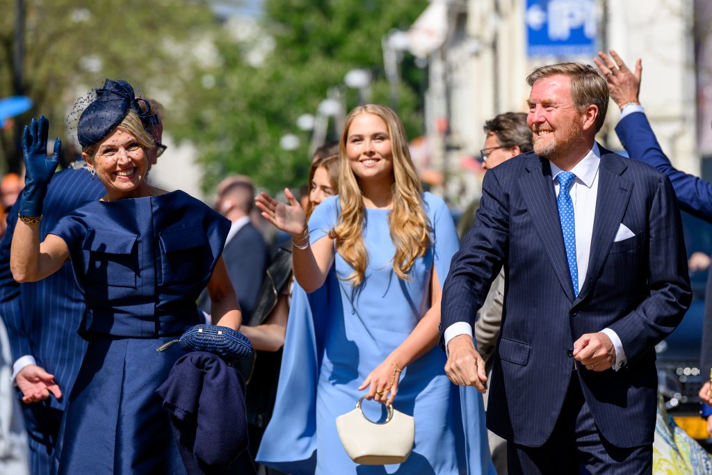 Prinses Amalia met haar ouders aan haar zij