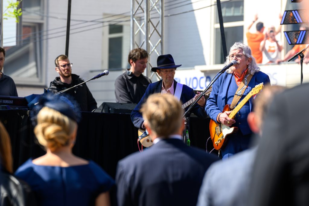Bennie Jolink zingt Oerend Hard met zijn band Normaal