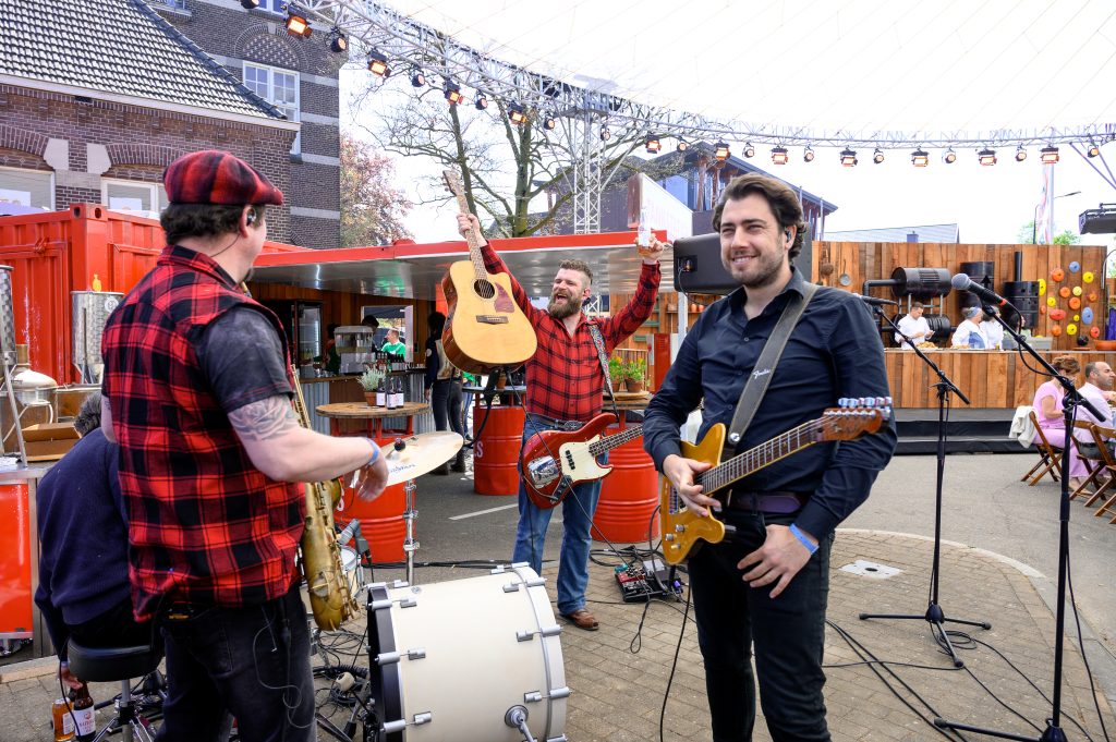Een band treedt op bij de Achterhoekse keukentafel