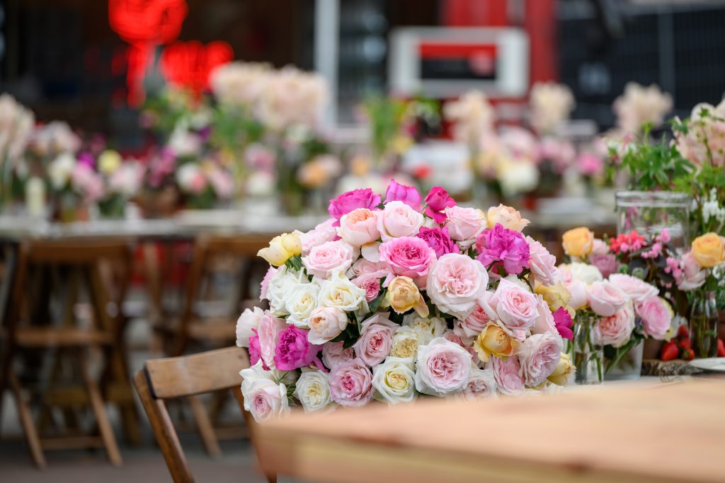 Bloemen bij de Achterhoekse keukentafel