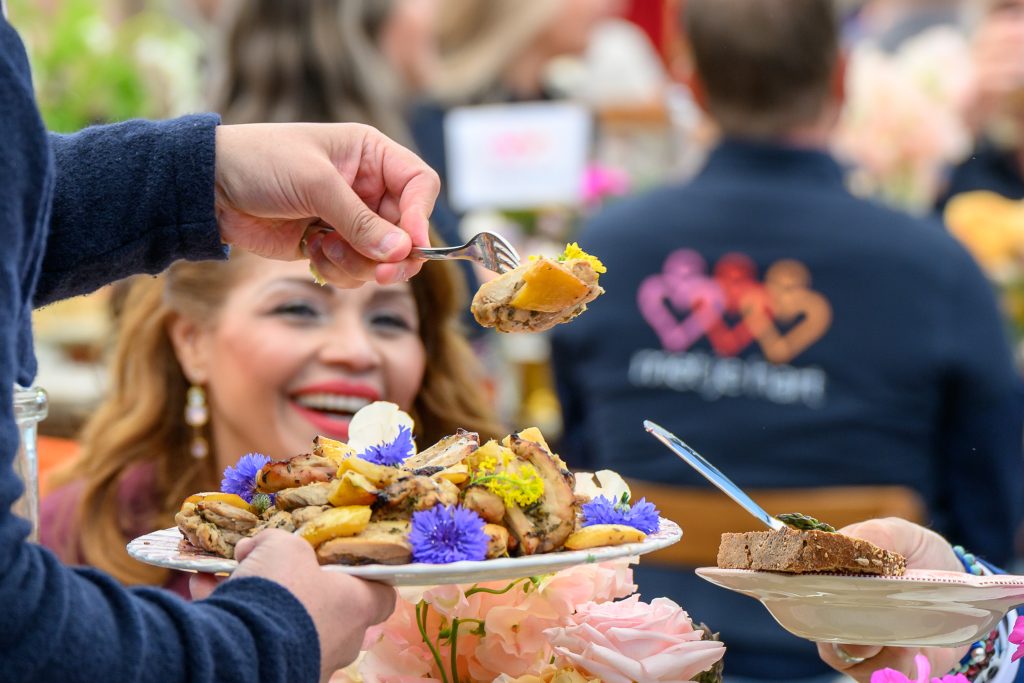 Er worden hapjes uitgeserveerd in de Achterhoekse keuken