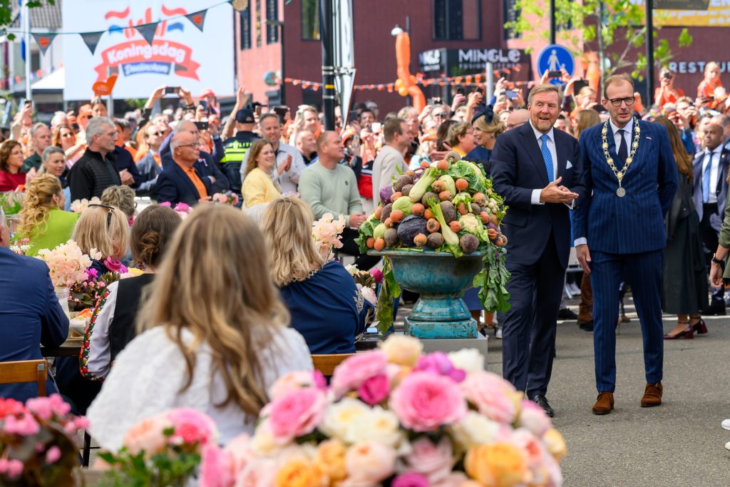 Koning Willem-Alexander komt aan in de Achterhoekse keuken