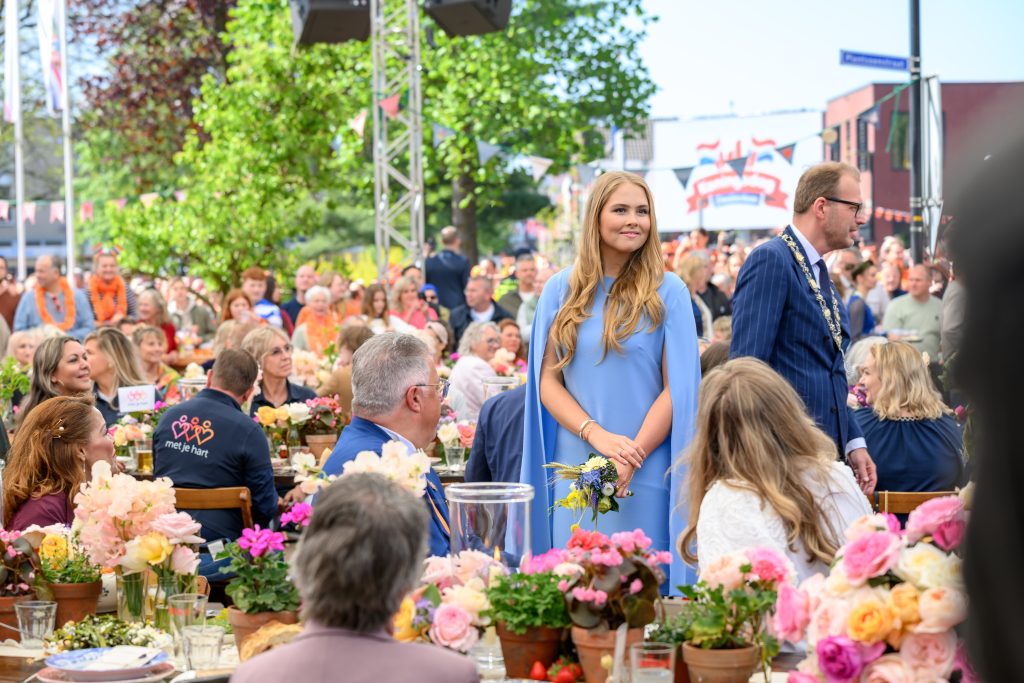 Prinses Amalia glimlacht tussen de mensen in de Achterhoekse keuken