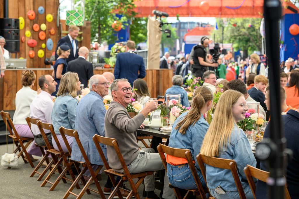 Mensen proosten aan de Achterhoekse keukentafel