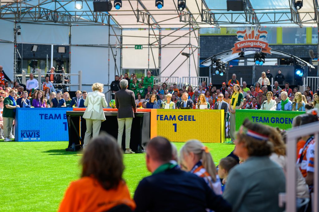 De teams zitten klaar om te beginnen aan de Koningsdag Kwis in stadion de Kleine Vijverberg