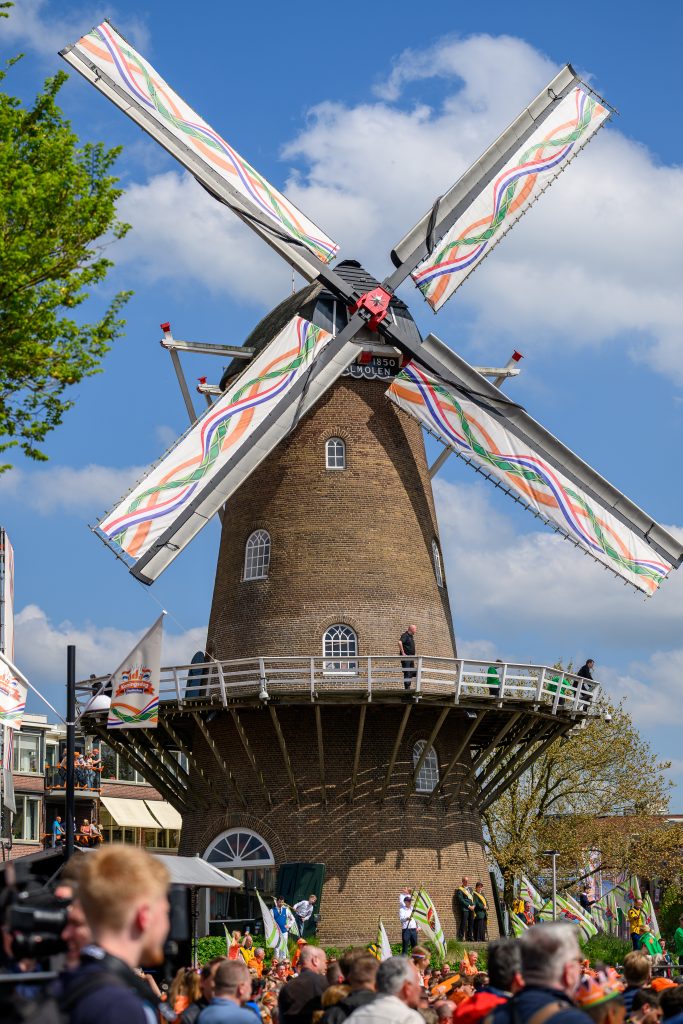 De Walmolen is versierd in Koningsdagstijl
