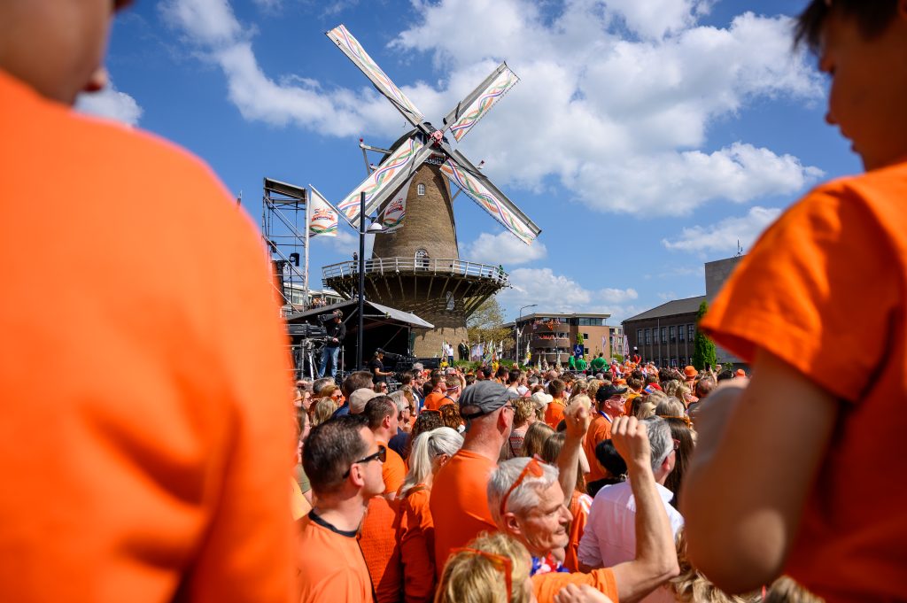 Er is veel oranje publiek bij de Walmolen