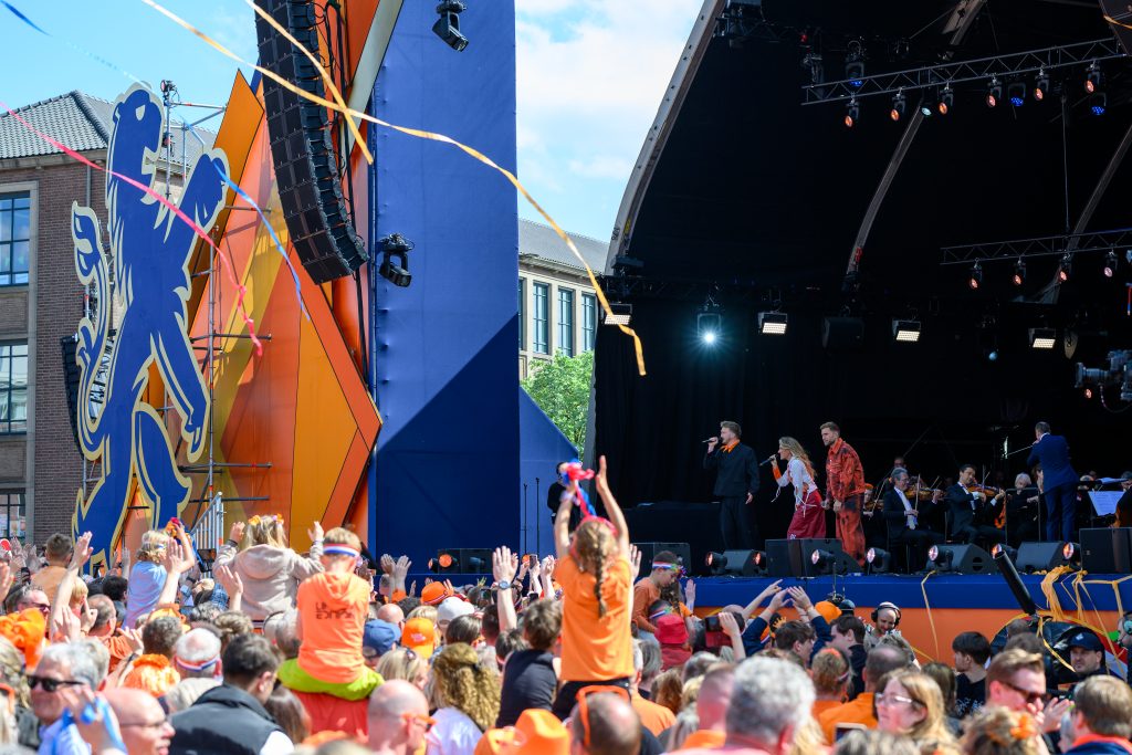 Suzan en Freek treden op met Snelle op het eindpodium