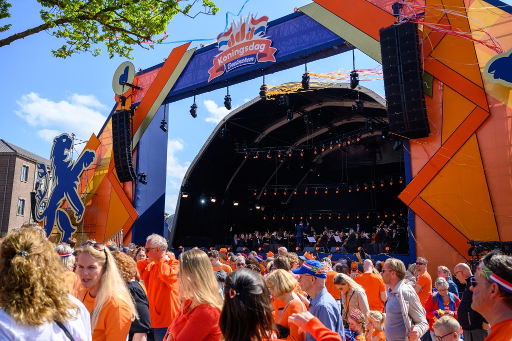 Orkest Phion treedt op op het eindpodium
