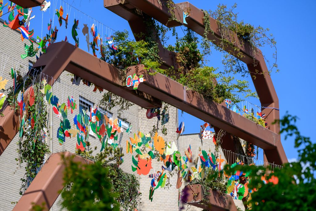 De Koningspoort is versierd met Koningsvogels