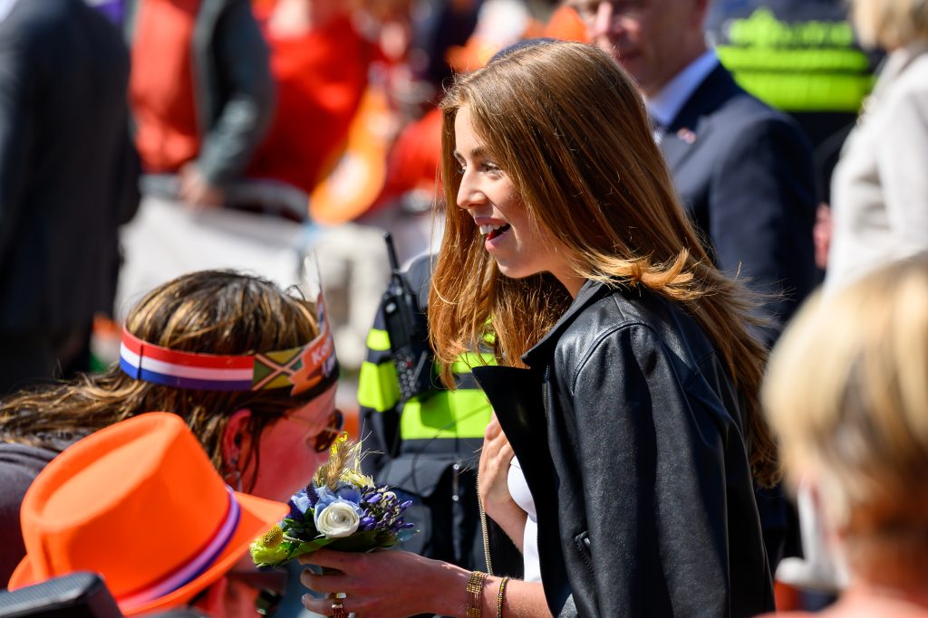 Prinses Alexia neemt een kijkje bij het publiek