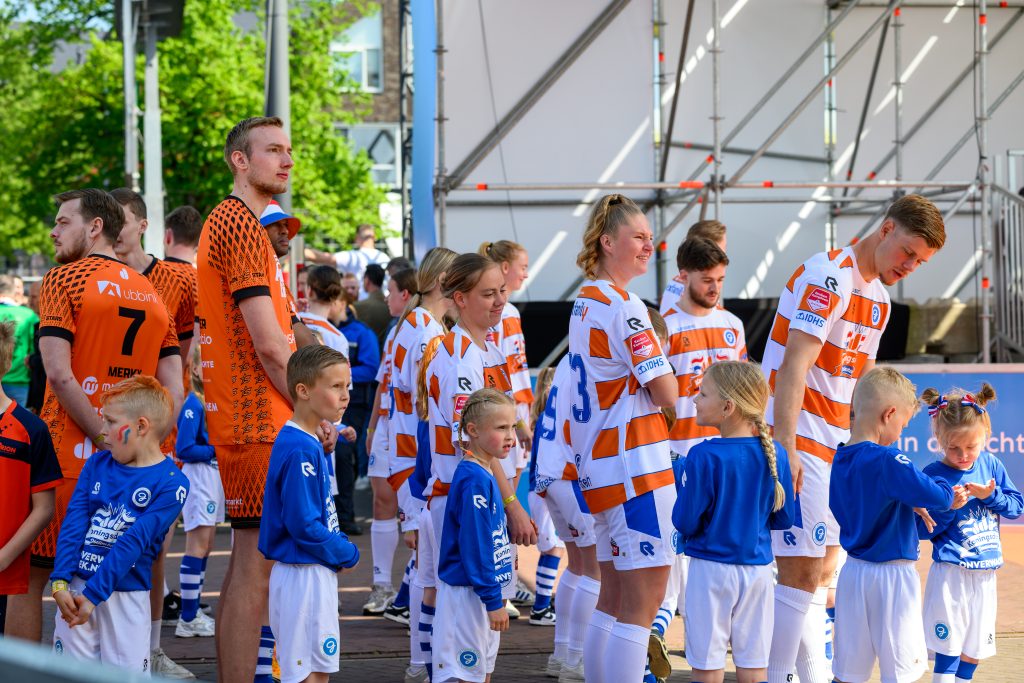Graafschap en Orion spelers staan klaar om de Kleine Vijverberg in te lopen