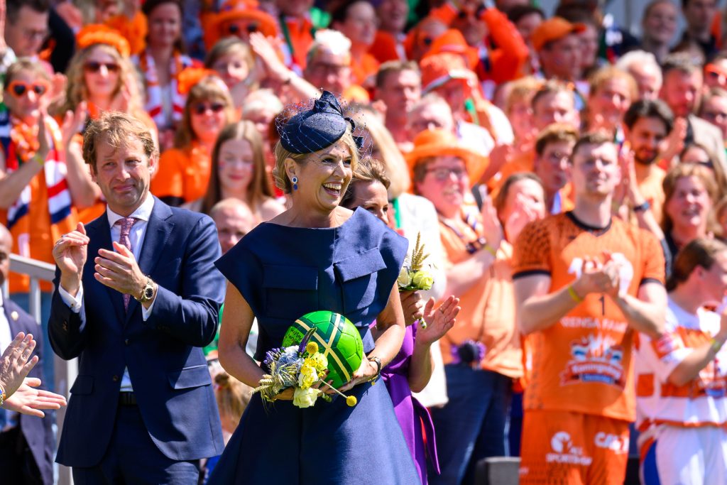 Koningin Maxima in stadion de Kleine Vijverberg met oranje publiek op de achtergrond