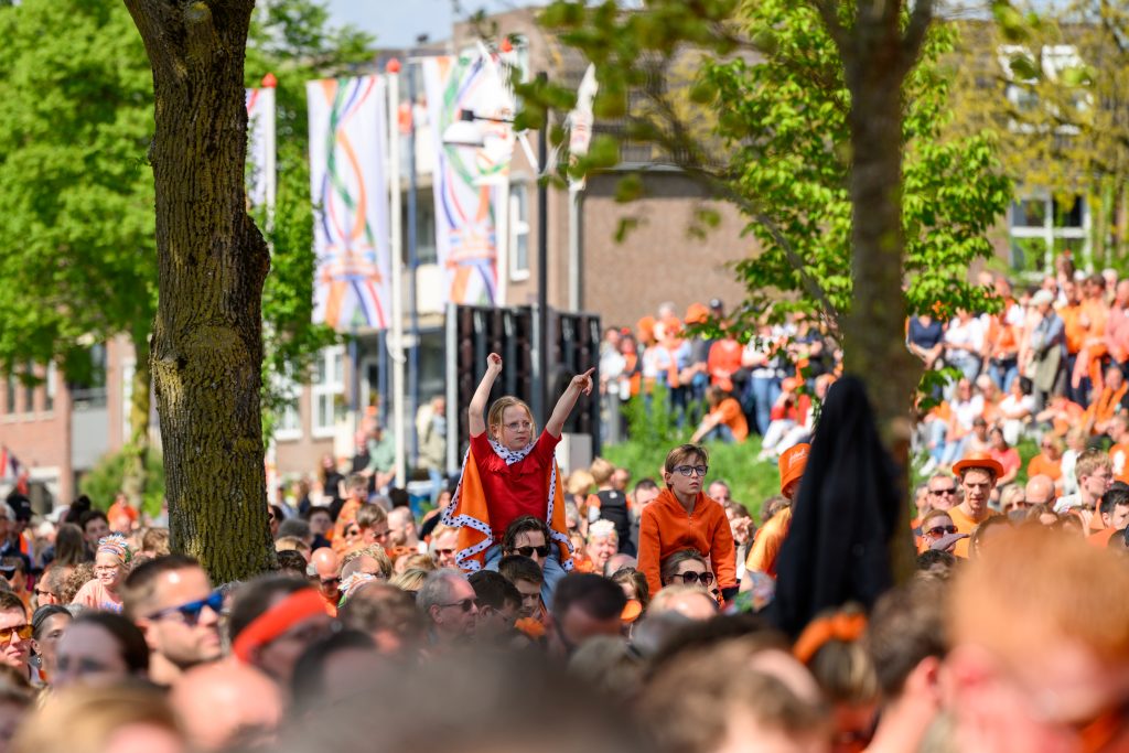 Oranje bezoekers op de Gaswal