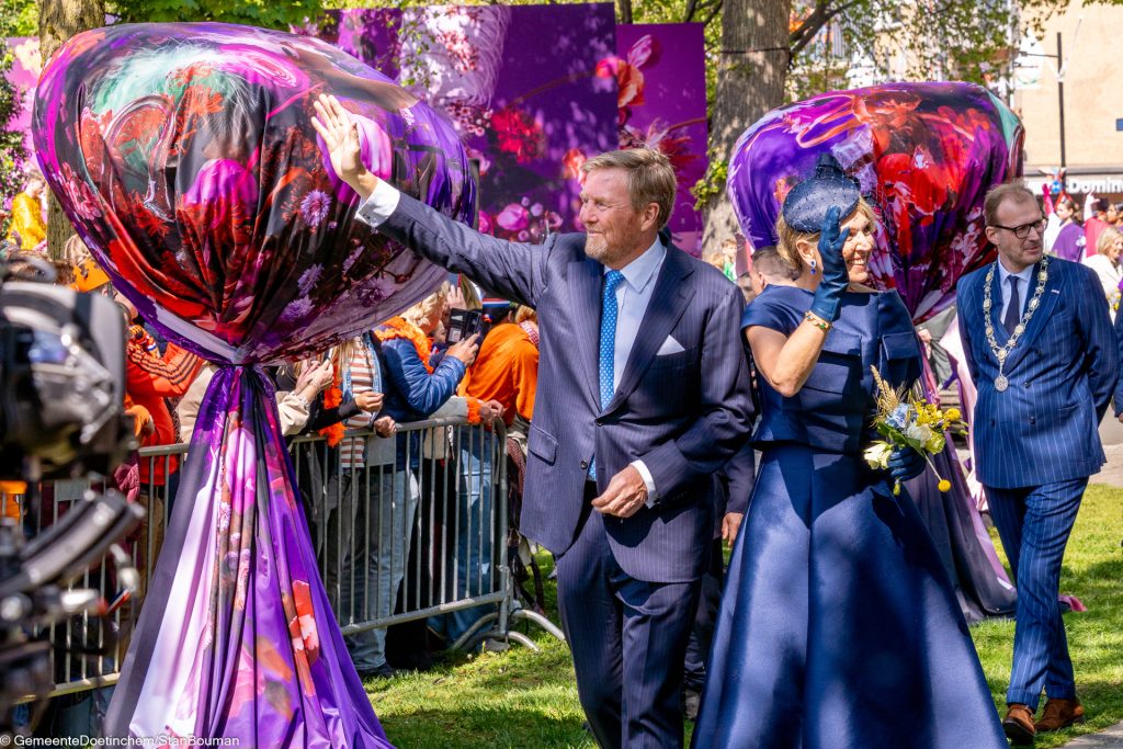 Willem-Alexander en Maxima zwaaien naar aanwezig publiek bij het Mark Tennantplantsoen