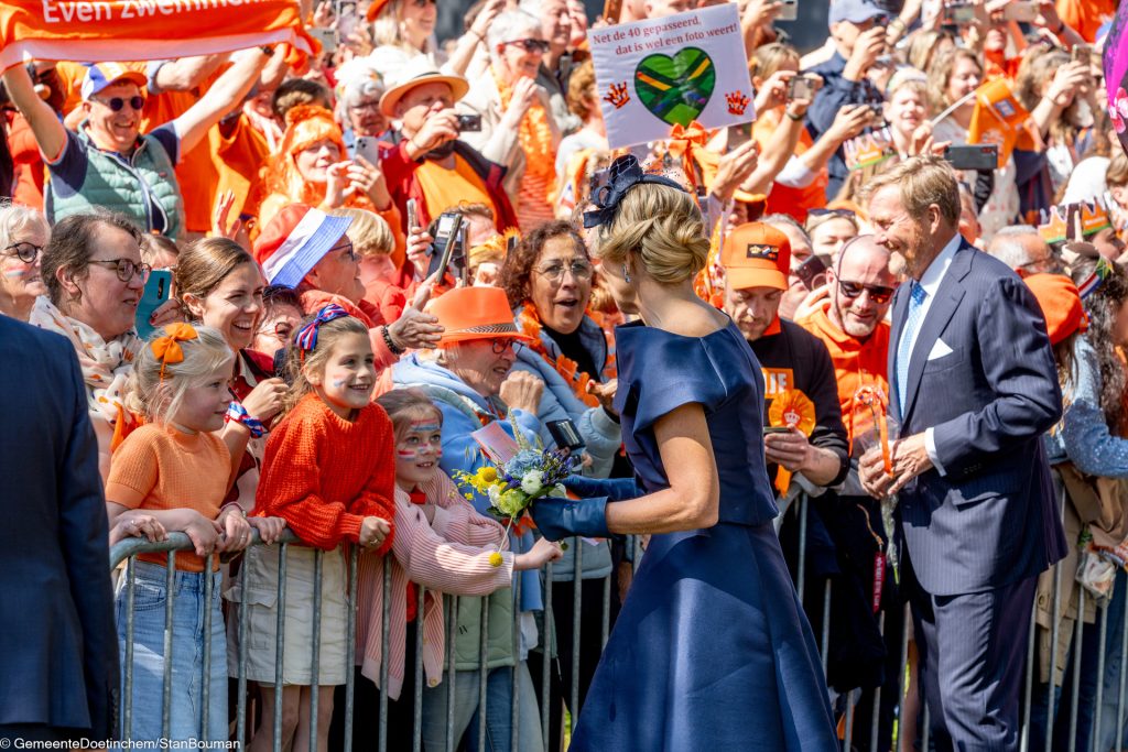 Koningin Maxima en Koning Willem-Alexander heeft contact met publiek