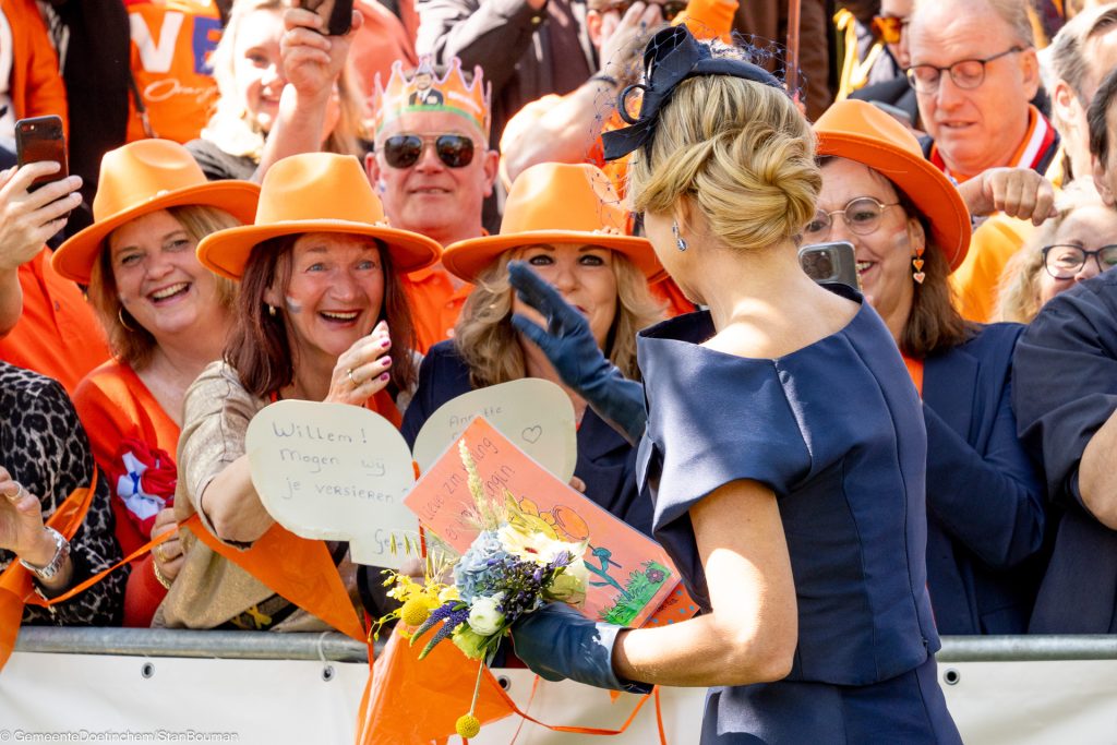 Maxima zwaait naar publiek
