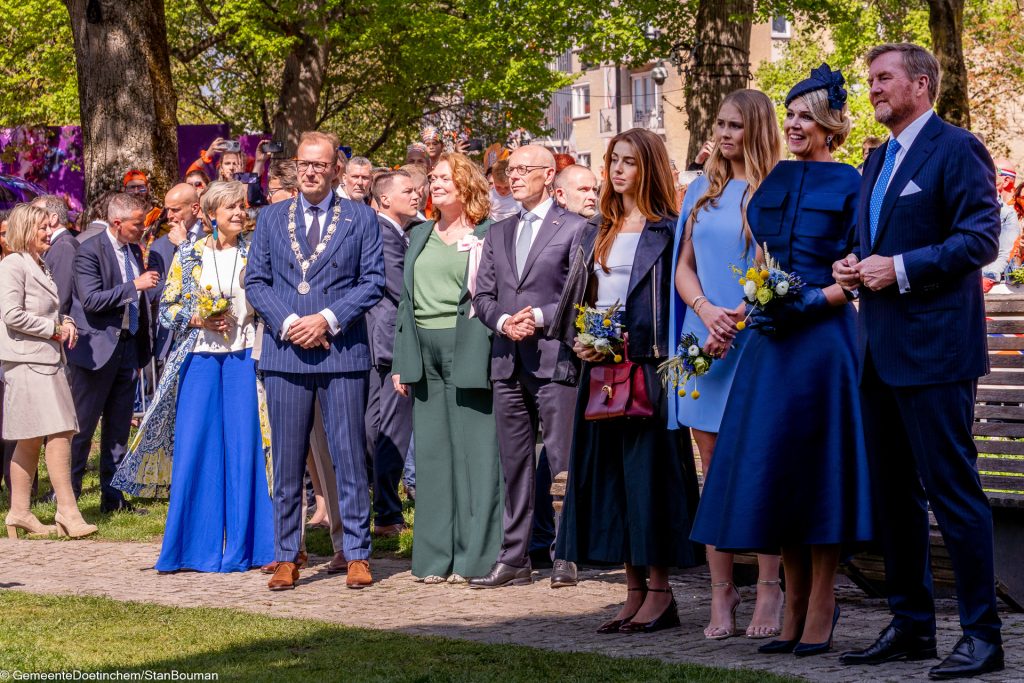 Koninklijke familie kijkt naar een optreden