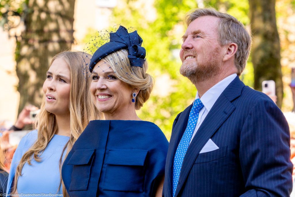 Amalia, Maxima en Willem-Alexander genieten van een optreden