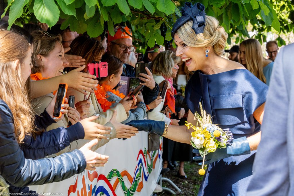 Koningin Maxima lach uitbundig naar publiek en schudt handen