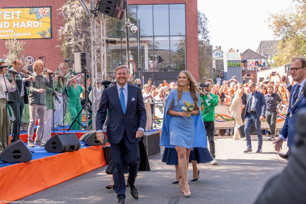 Willem-Alexander en Amalia wandelen lachend over de route