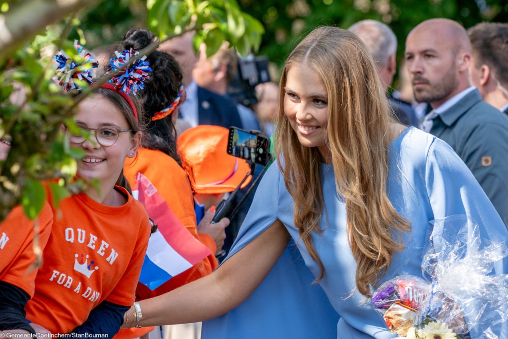 Amalia poseert met een jonge bezoeker