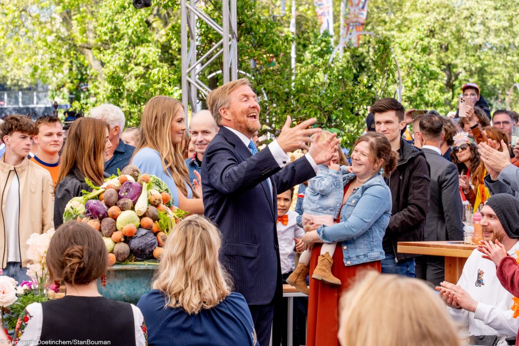 Willem-Alexander bij de jarigen aan de Achterhoekse keukentafel