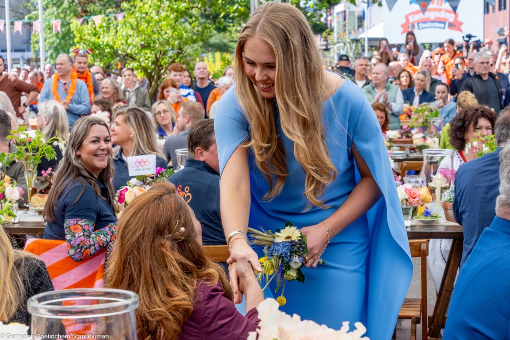 Amalia schudt hand van deelnemer Achterhoekse keukentafel