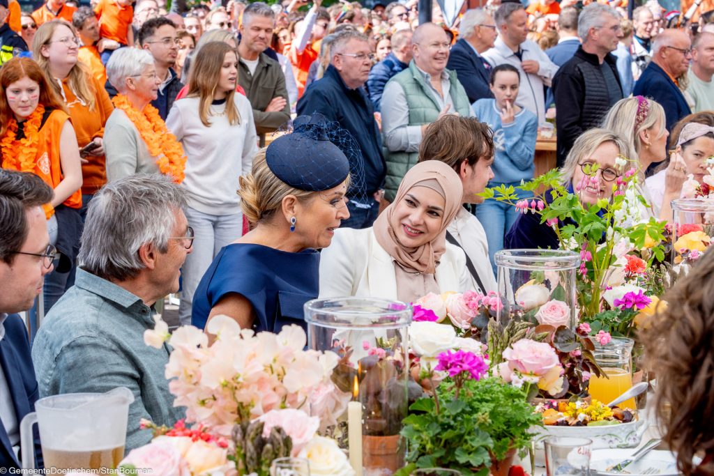 Maxima in gesprek met deelnemer Achterhoekse keukentafel
