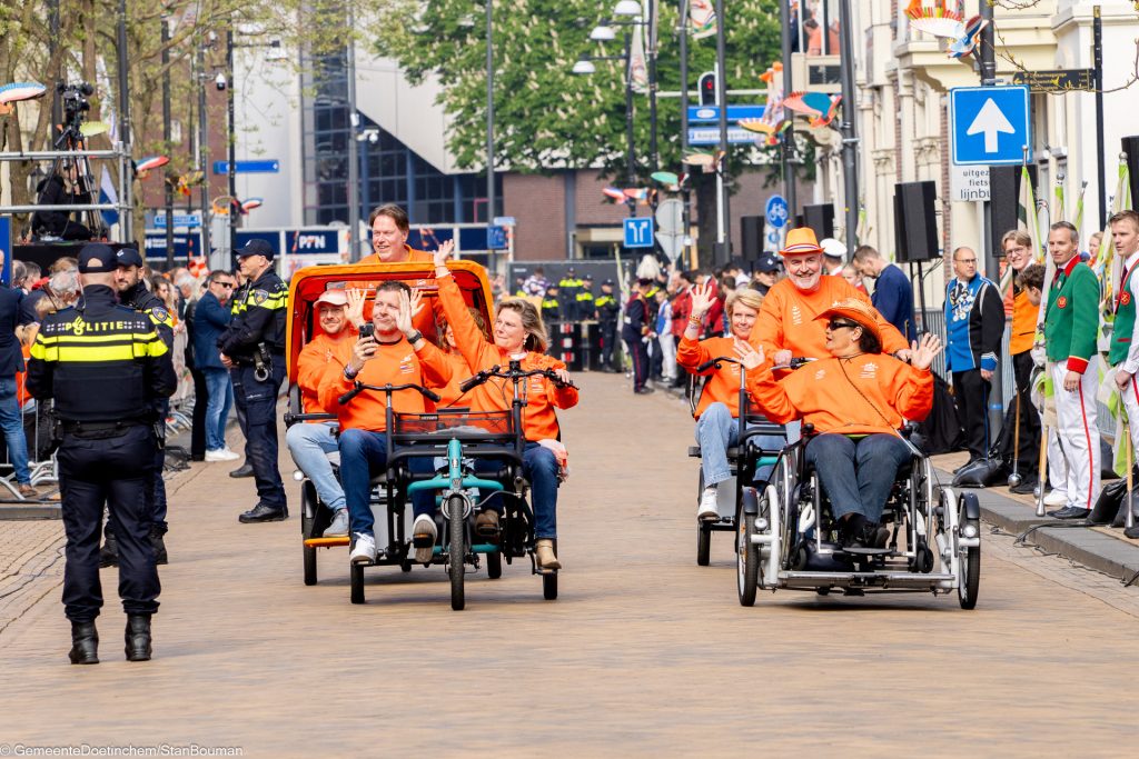 Duofietsen op de welkomstlaan