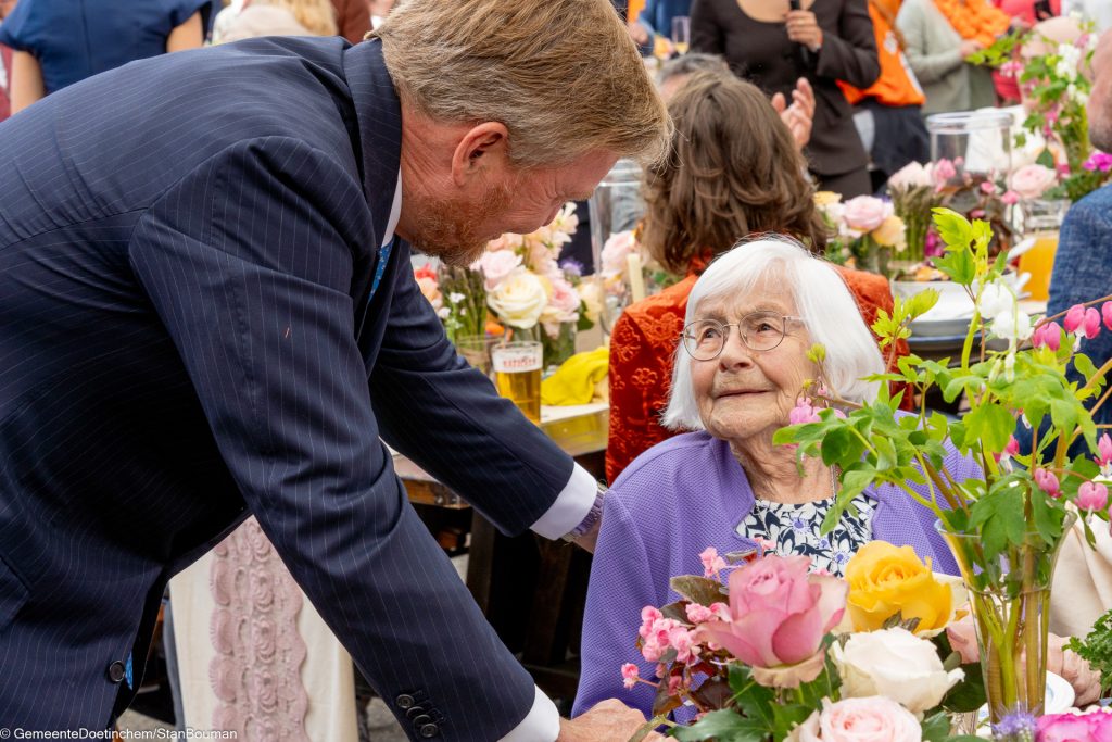 Willem-Alexander in gesprek met oudste deelnemer koninklijke route