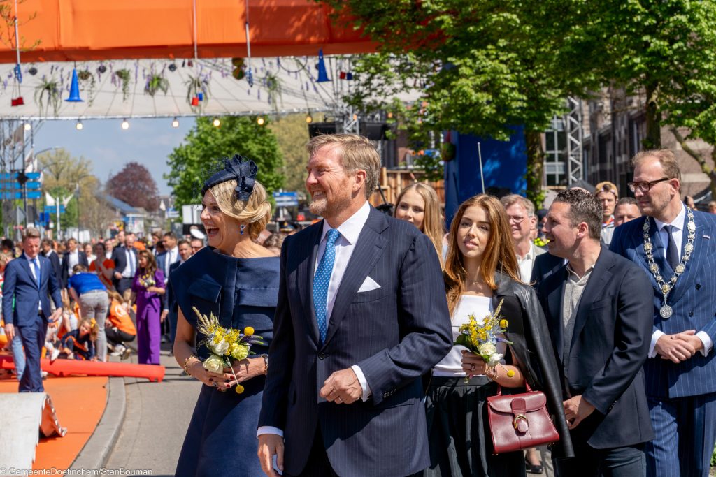 Maxima en Willem-Alexander genieten lachend van de activiteiten aan de sportlaan