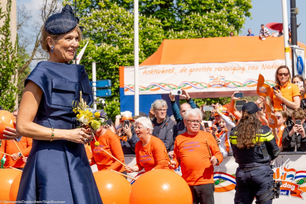 Koningin Maxima lacht met op de achtergrond leden van de FreeWheel Vitality Club uit Ulft in actie