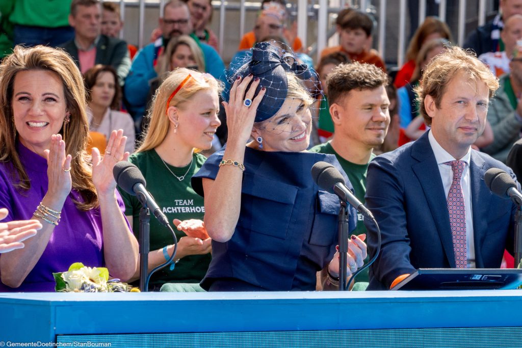 Prinses Annette, Koningin Maxima en prins floris achter de desk van de Koningsdag Kwis