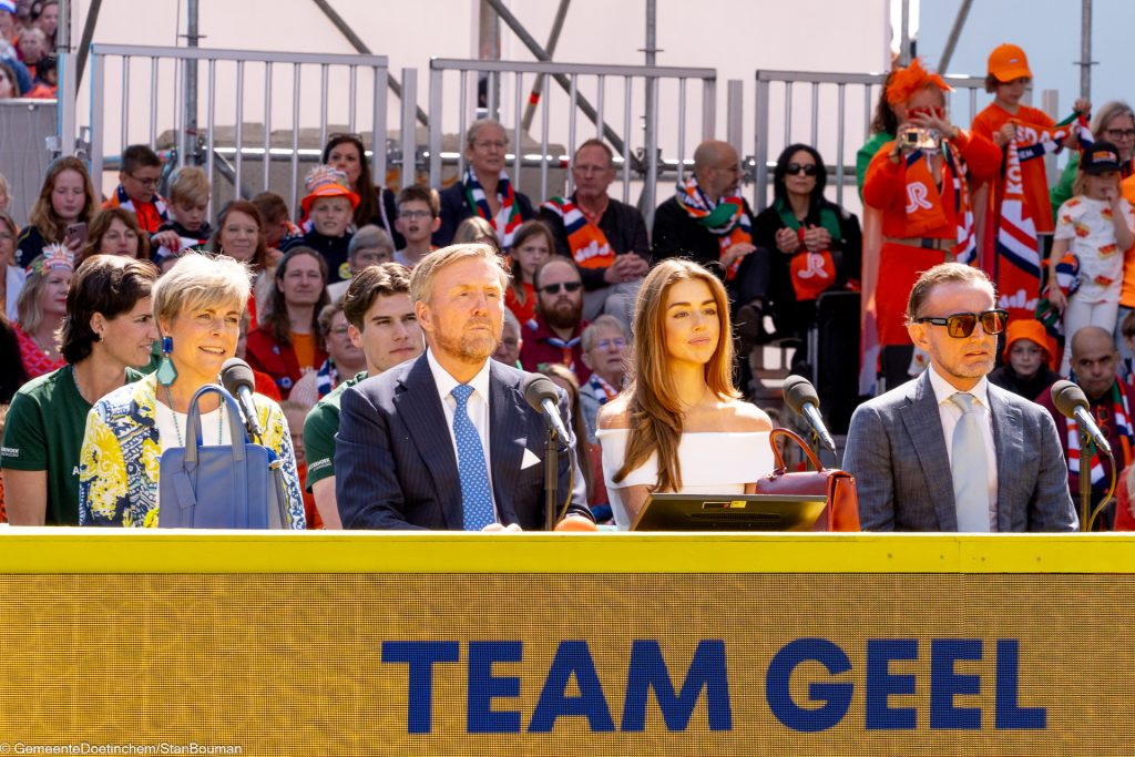 Prinses Laurentien, Koning Willem-Alexander, prinses Alexia en prins Bernard Jr. vormen samen team geel tijdens de Koningsdag Kwis