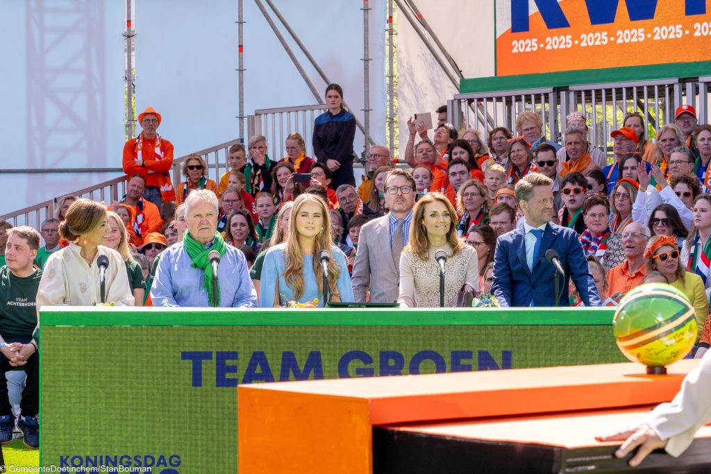 Team groen met prinses Amalia en Guus Hiddink tijdens de Koningsdag Kwis