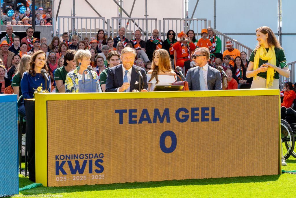 Team geel onder leiding van Koning Willem-Alexander in overleg tijdens de Koningsdag Kwis