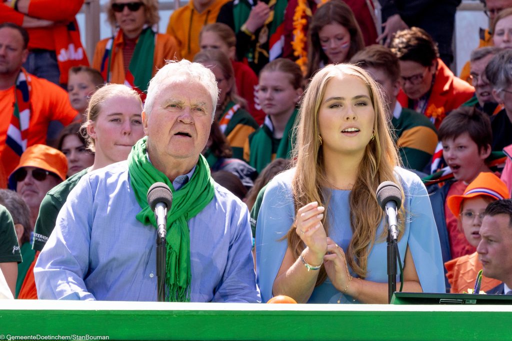 Guus Hiddink en prinses Amalia tijdens de Koningsdag Kwis