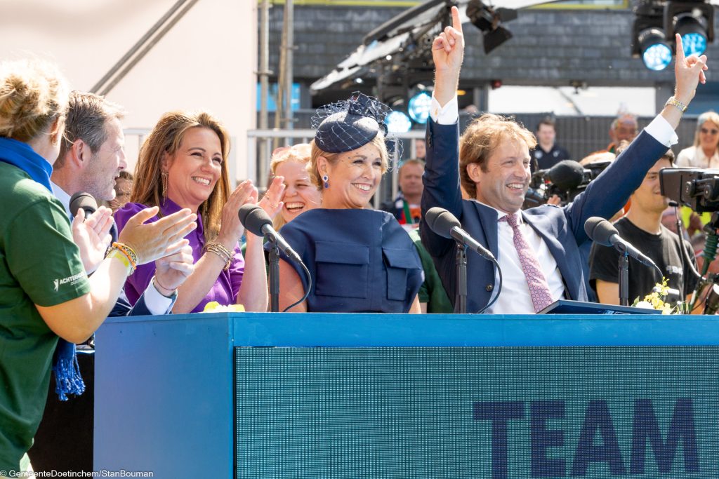 Prins Floris van team blauw juicht uitbundig tijdens de Koningsdag Kwis, met naast zich Koningin Maxima en prinses Annette