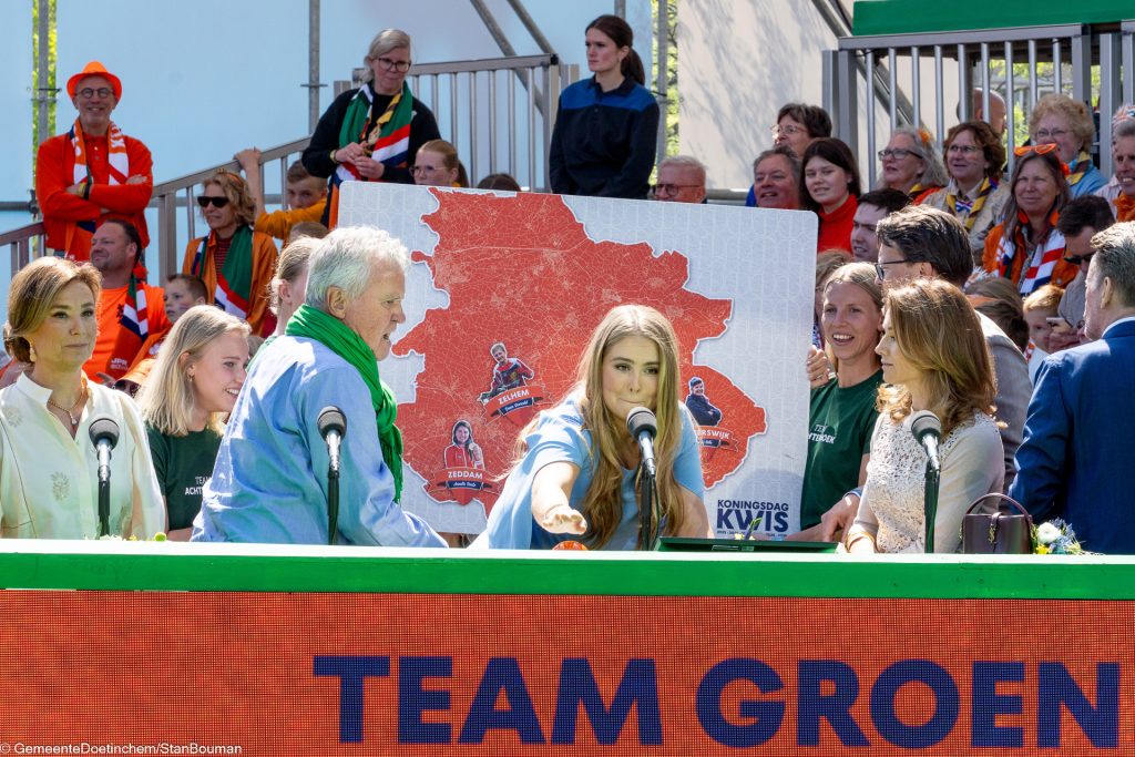 Prinses Amalia drukt fanatiek op de knop om een vraag te beantwoorden tijdens de Koningsdag Kwis