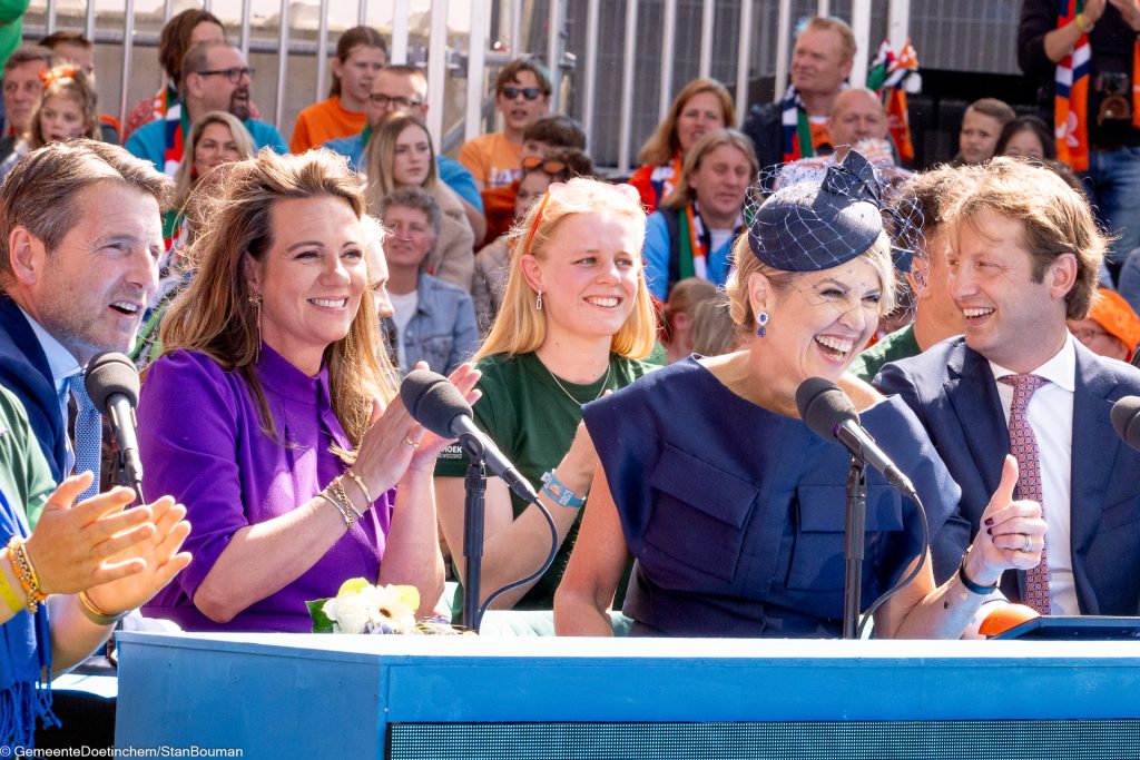 Koningin Maxima steekt vrolijk haar duim op tijdens de Koningsdag Kwis met naast zich prinses Annette, prins Maurits en prins Floris